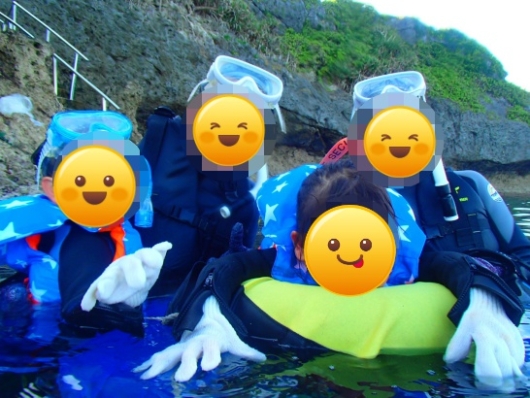 幼児（５歳と２歳）を連れた沖縄旅行。青の洞窟シュノーケリングツアー『ナチュラルブルー』の家族写真