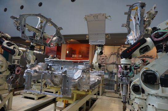 トヨタ産業技術記念館の自動車館１階の自動ロボット溶接