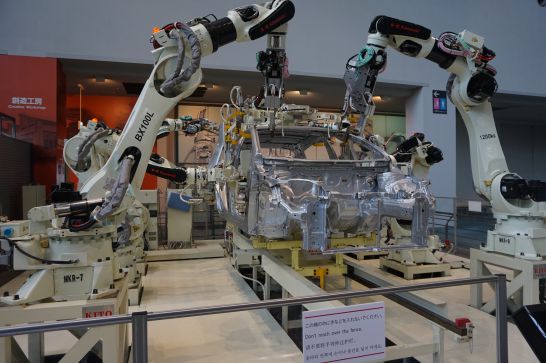 トヨタ産業技術記念館の自動車館１階の自動ロボット溶接