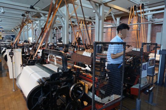 トヨタ産業技術記念館の繊維機械館の電動織機